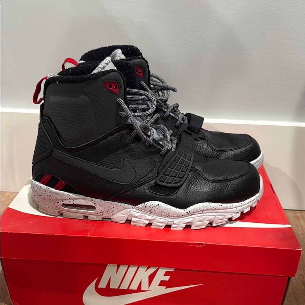 Nike Black, Gray, and red Air Trainer Sc 2 Boot